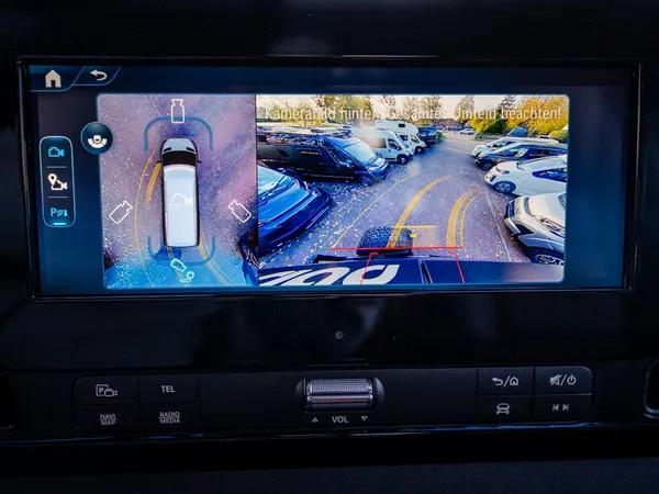 Regent E – Armaturenbrett mit Display der 360-Grad-Kameraansicht beim Parken.