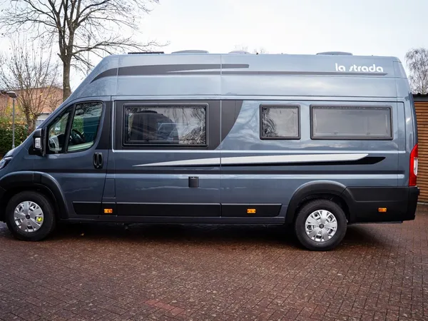 Avanti C – Grauer La Strada Avanti C Camper Van von der Seite