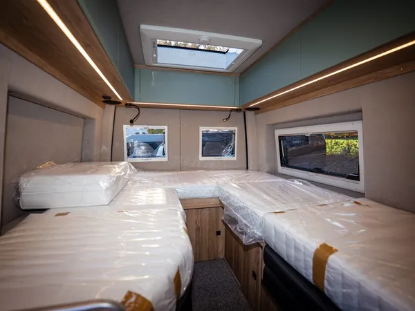 Regent E – Bettenbereich im Reisemobil mit zwei Matratzen und Dachluke