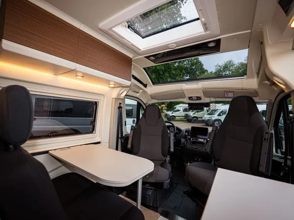 Columbus 600 D – Innenansicht des Columbus 600 D mit Cockpit, Sitzen und Tisch.