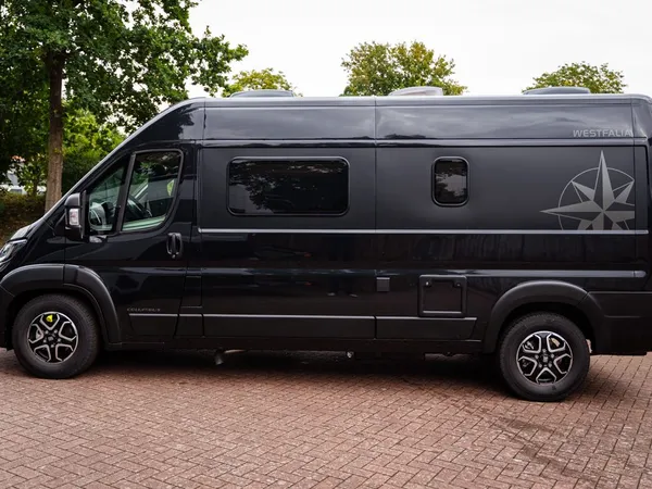 Columbus 600 D – Schwarzer Westfalia Columbus 600 D Kastenwagen von der Seite