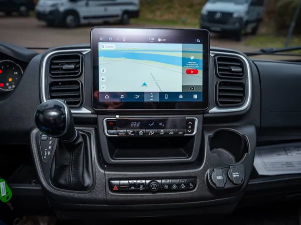 Avanti E – Cockpit eines Reisemobils mit großem Navigationsbildschirm und Automatikschaltung.