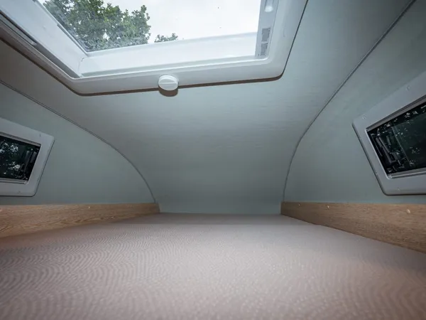 2Win Vario – Innenansicht des Aufstelldachs mit Matratze, Dachluken und Fenstern.