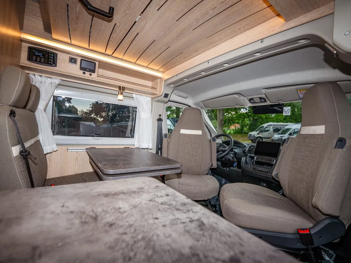 2Win Vario – Blick durch den Innenraum des Reisemobils von hinten nach vorne.