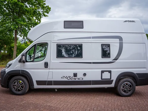 2Win Vario – Helle Seitenansicht eines Pössl 2Win Vario Reisemobils auf gepflastertem Boden.