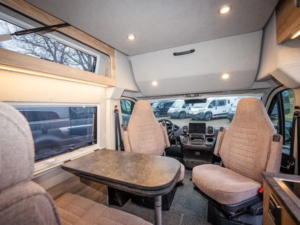 Avanti EBF – Innenraum des Avanti EBF mit Sitzgruppe, Tisch und Blick zum Cockpit.