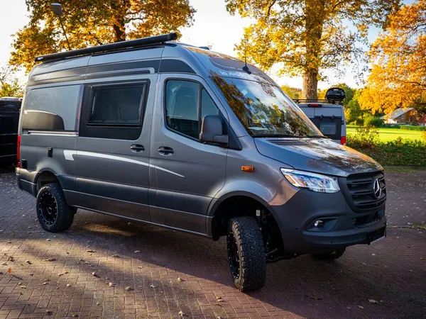 Regent E – Graues Reisemobil Regent E von vorne schräg im Herbstlicht.