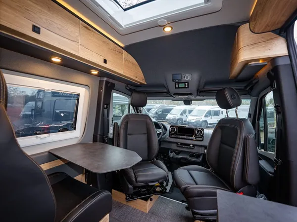 Roadstar X – Blick vom Wohnbereich auf das Cockpit und die Fahrersitze.
