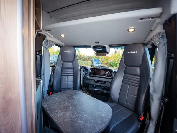 Regent E – Sitzgruppe mit drehbaren Vordersitzen und Tisch im Reisemobil Regent E.
