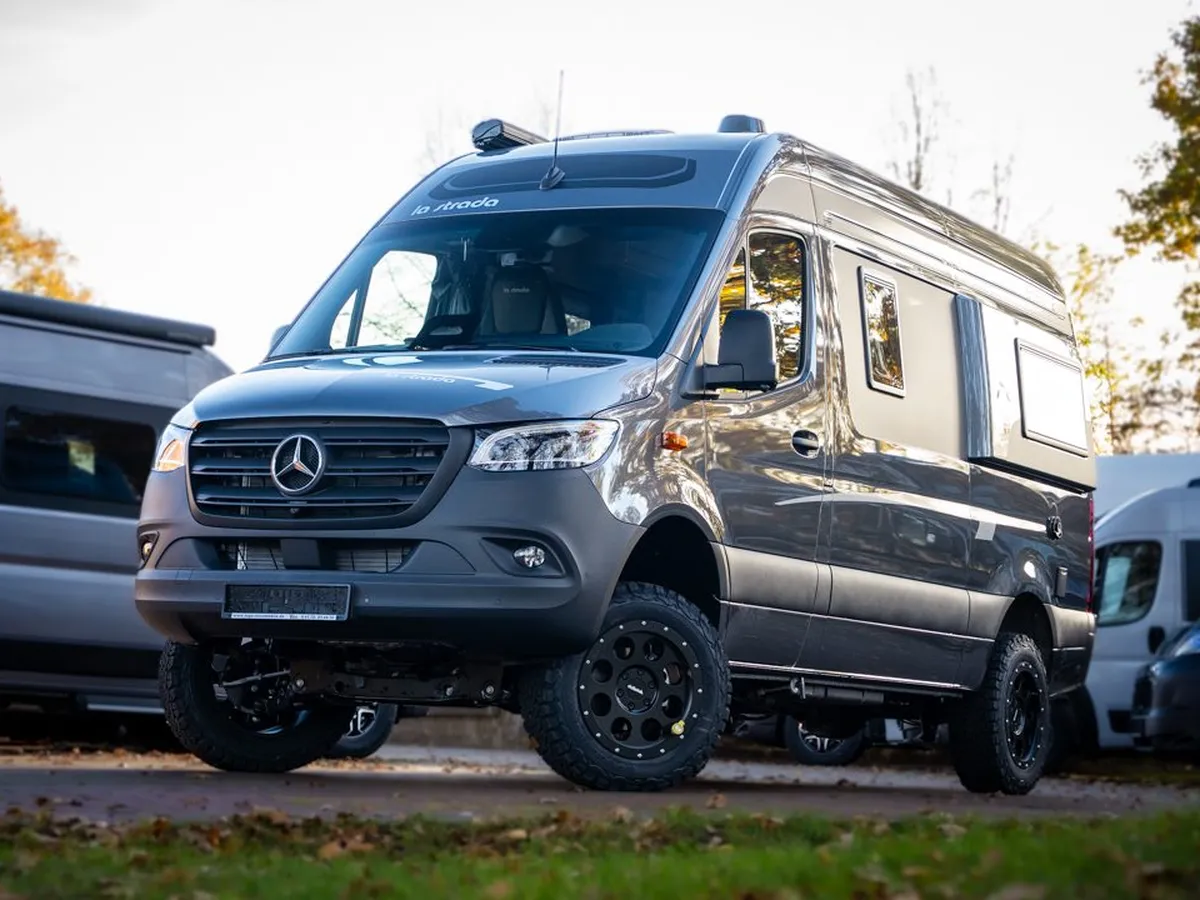 Regent E – Graues La Strada Regent E Reisemobil mit Offroad-Reifen schräg von vorne.