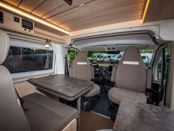 2Win Vario – Sitzgruppe und drehbare Vordersitze im Innenraum des Reisemobils