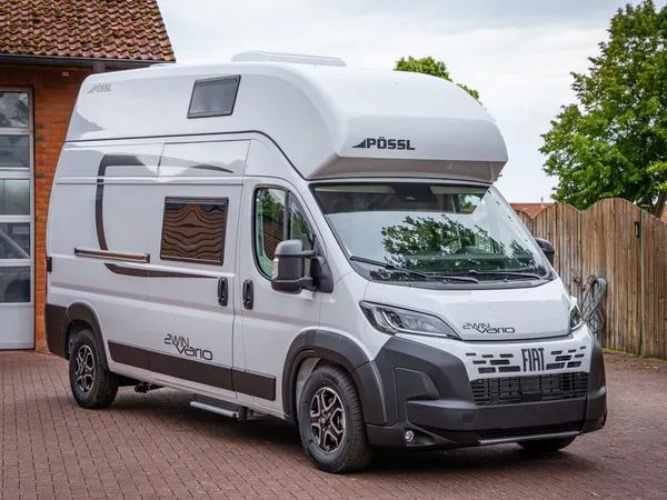2Win Vario – Weißer Pössl 2Win Vario Kastenwagen von schräg vorne geparkt.