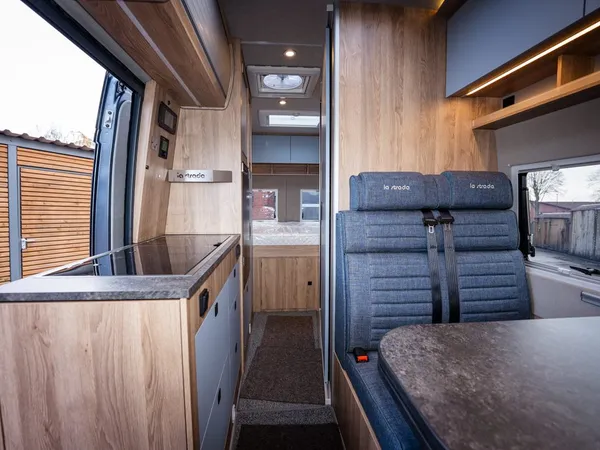 Avanti C – Blick durch den Innenraum des Reisemobils von der Schiebetür zum Bett.