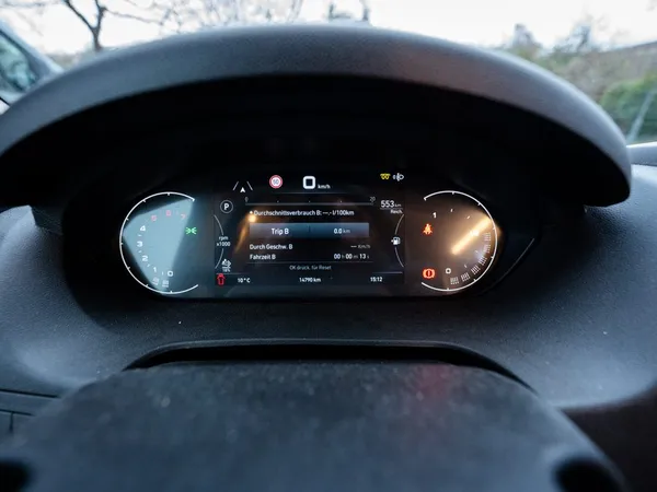 Avanti EBF – Digitales Kombiinstrument mit Tachometer und Bordcomputer im Reisemobil Cockpit.