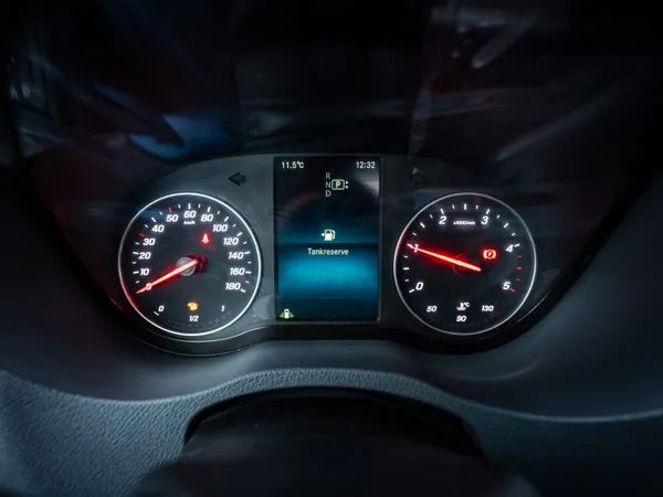 Roadstar X – Instrumententafel mit Tacho, Drehzahlmesser und Tankreserve-Anzeige im Cockpit.