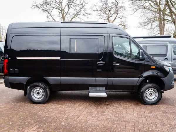 Roadstar X – Schwarzer Roadstar X Kastenwagen von der Seite, geparkt.