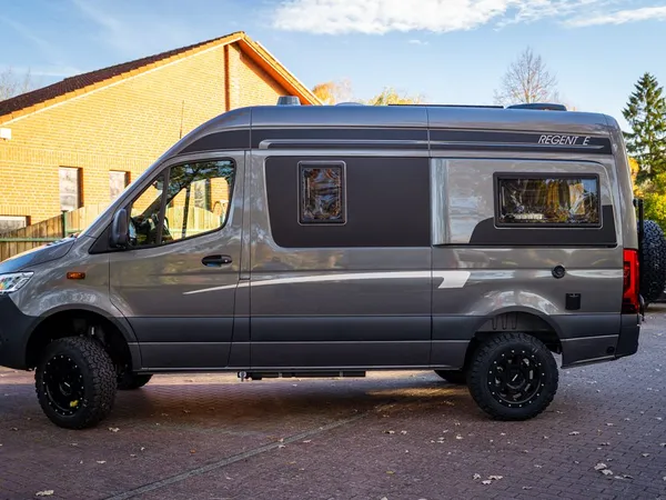 Regent E – Graues Regent E Reisemobil, Seitenansicht, auf Asphalt geparkt.