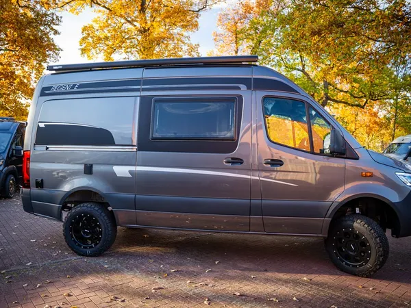 Regent E – Graues Regent E Reisemobil von der Seite in herbstlicher Umgebung.
