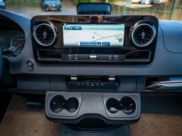 Regent E – Modernes Cockpit mit Display, Lüftungsdüsen, Klimabedienung und Becherhaltern.