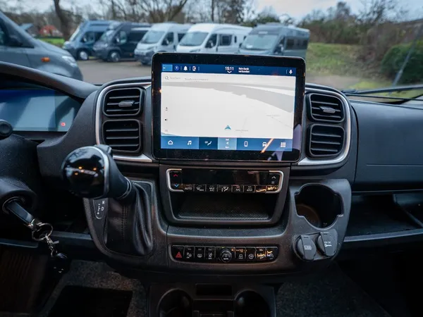 Avanti EBF – Cockpit eines Reisemobils mit großem Navigations-Display und Schalthebel.