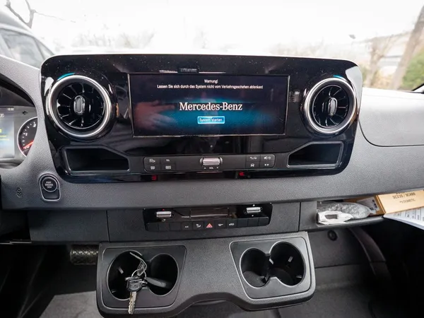 Roadstar X – Cockpit mit Infotainmentsystem und Tastenfeld eines Roadstar X.
