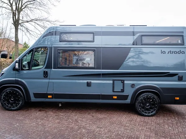 Avanti EBF – Graues La Strada Avanti EBF Reisemobil, Seitenansicht mit dunklen Felgen.