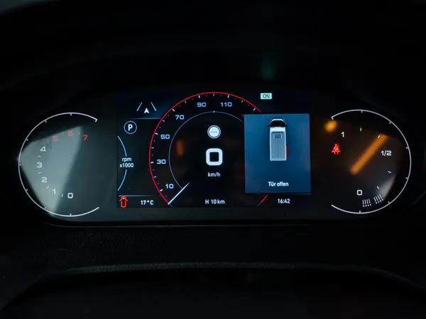 2Win Vario – Digitales Kombiinstrument im Cockpit zeigt Geschwindigkeit, Drehzahl und offene Tür.