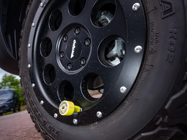Regent S – Nahaufnahme des Offroad-Reifens mit schwarzer Felge und Reifendrucksensor.