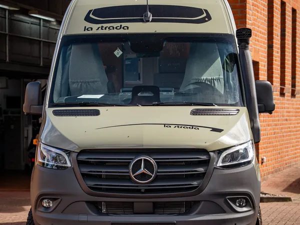 Regent S – Frontansicht eines hellbraunen Mercedes Reisemobils mit Offroad-Reifen
