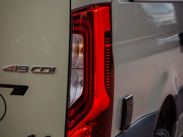 Regent S – Heckansicht mit Rückleuchte, Schriftzug 4x4 und Reifen eines Reisemobils.