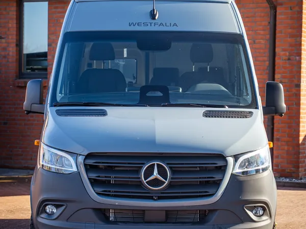 James Cook 600 D – Graues Westfalia Reisemobil (James Cook) frontal von vorne