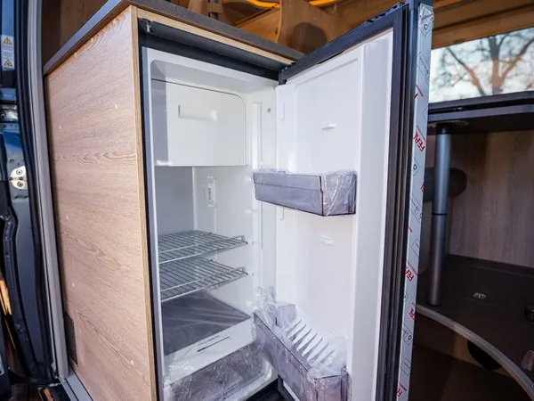Vario 545 – Offener Kühlschrank im Wohnmobil, Teil der Küchenzeile.
