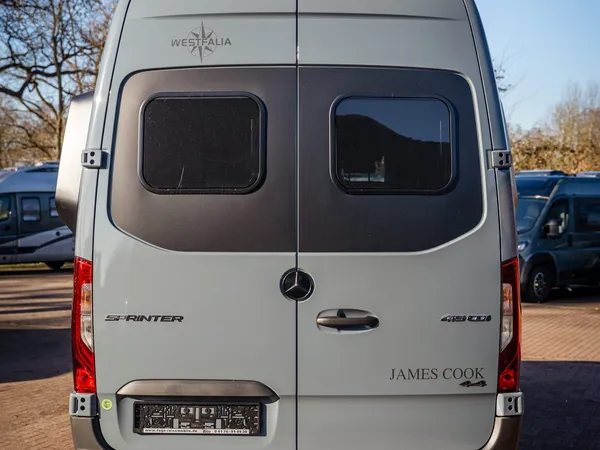 James Cook 600 D – Heckansicht des grauen James Cook 600 D Reisemobils mit Aufstelldach.