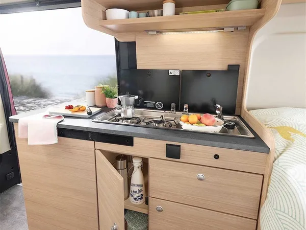 Roadcar R 640 – Küche mit Kompressorkühlschrank