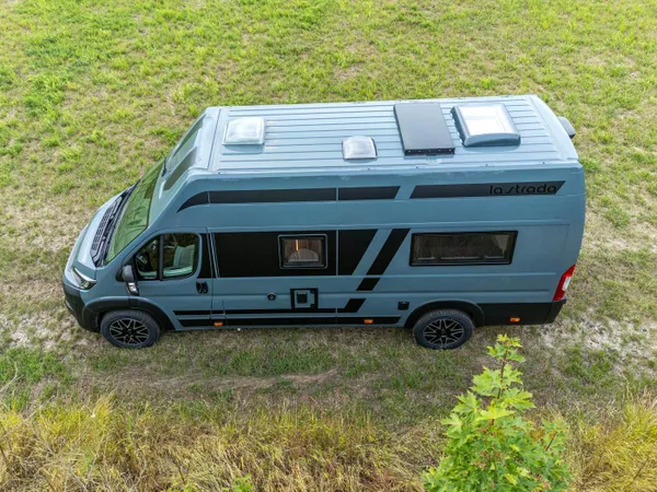 Avanti R – Graues Reisemobil Avanti R von oben, Seitenansicht auf Wiese.