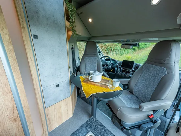 Avanti R – Sitzgruppe im Wohnmobil mit gedrehten Vordersitzen und Tisch