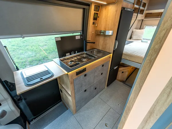 Avanti R – Moderne Küchenzeile im Reisemobil mit Herd, Spüle und Kühlschrank