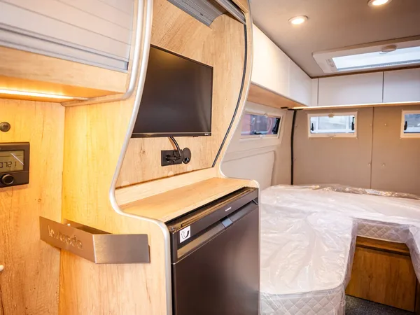 Avanti EB – Blick durch das Innere des Wohnmobils mit Küche und Bettbereich.