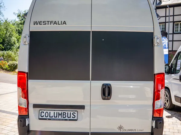 Columbus Liner – Heckansicht eines weißen Columbus Liner mit Aufstelldach.