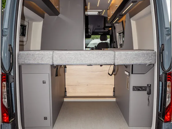Roadstar XT – Heckansicht eines Reisemobils mit geöffneter Heckklappe und Stauraum