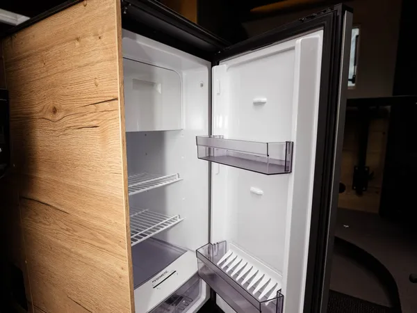 Roadstar XL Evo – Offener Kompressorkühlschrank mit Holzverkleidung im Reisemobil, Innenansicht der Küche.