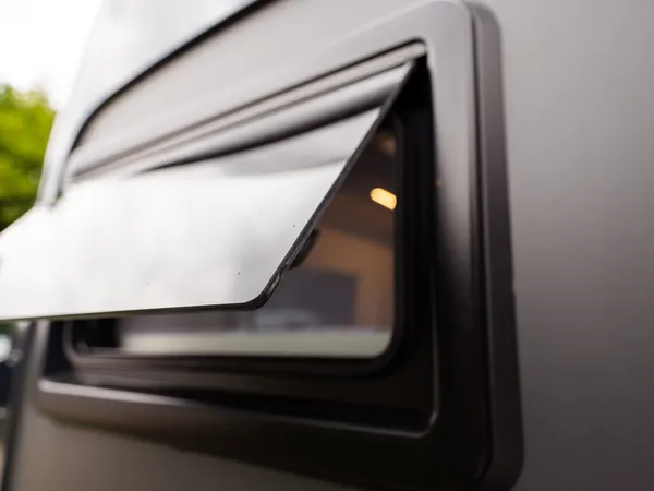 Roadstar XL Evo – Nahaufnahme eines geöffneten Fensters am Roadstar XL Evo