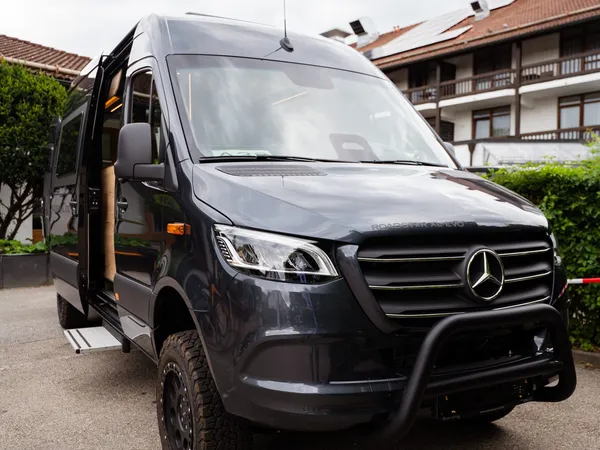 Roadstar XL Evo – Grauer Roadstar XL Evo mit offener Schiebetür und Bullbar