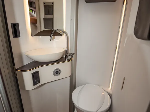 Summit Shine 600 L Elegance – Modernes Bad mit WC, Waschbecken und Spiegel im Reisemobil