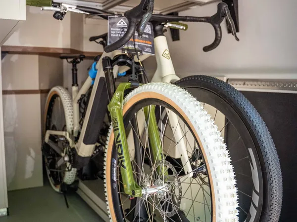 Columbus Liner – Fahrradträger im Heckstauraum eines Wohnmobils mit zwei Fahrrädern.