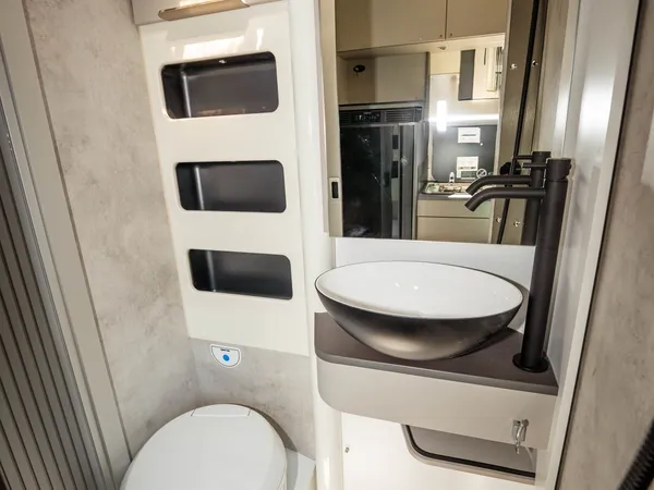 Nansen 640LS – Modernes Bad im Reisemobil mit Toilette, Waschbecken und Dusche.