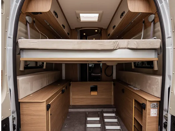 Roadcruiser Revolution – Heckansicht des Reisemobils mit Bett oben und Stauraum darunter.