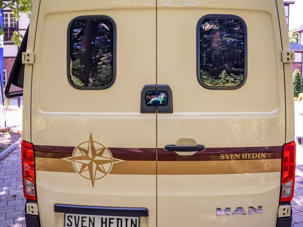 Sven Hedin 50 Jahre Edition – Heckansicht des beigen Westfalia Sven Hedin Sondermodells mit Kompass-Dekor