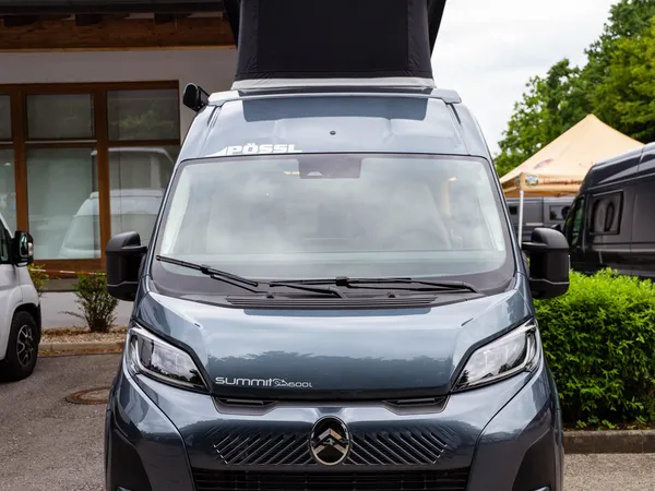 Summit Shine 600 L – Graues Reisemobil von vorne mit geöffnetem Aufstelldach
