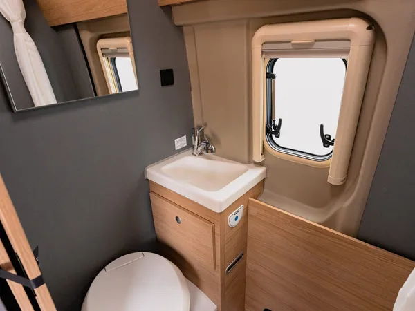 Trenta 640 – Modernes Bad im Reisemobil mit Toilette, Waschbecken und Dusche.